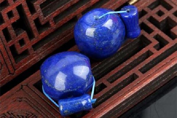 青金石和蜜蜡哪个更适合女生 青金石戴左手还是右手
