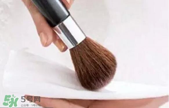 腮红怎么打显脸小?腮红怎么打图解