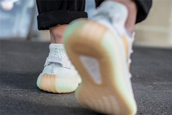 yeezy 350 v2 hyperspace偏码吗 大半码更舒服