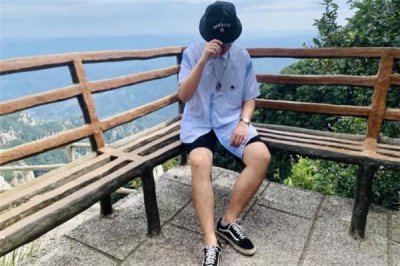 ​蓝色衬衫搭配什么帽子好看 蓝色衬衫搭配帽子图片