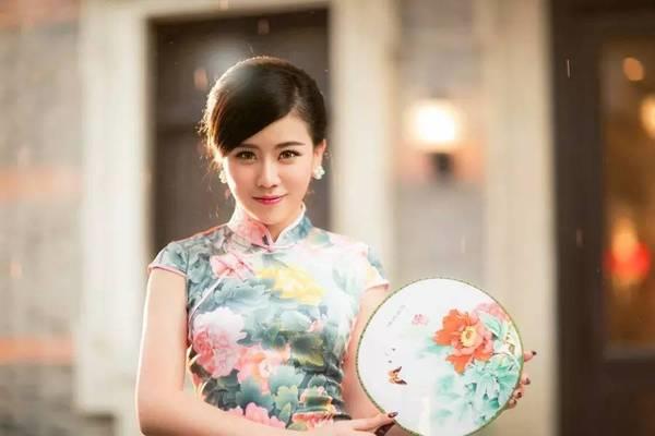 穿旗袍适合什么包 穿旗袍适合什么款式的包