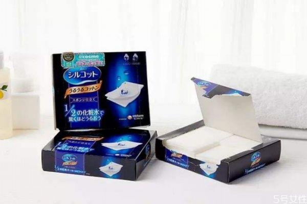 化妆棉会把爽肤水吸走吗 擦爽肤水一定要用化妆棉吗