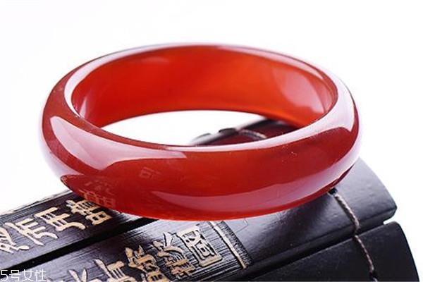 红翡翠手镯怎么挑选 这样的更有价值
