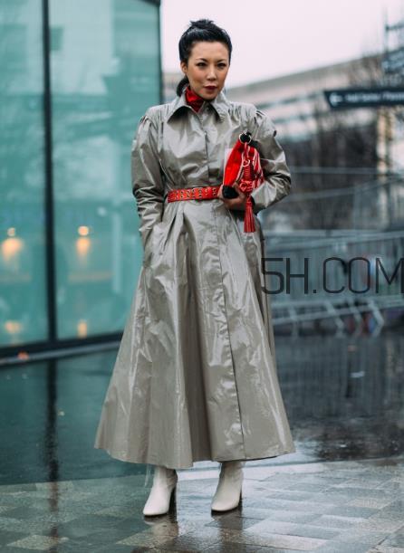 红色包包配什么颜色衣服？红色包包怎么搭配？