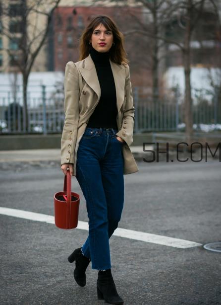 红色包包配什么颜色衣服？红色包包怎么搭配？