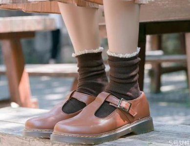 ​冬季小皮鞋配什么袜子 女生穿小皮鞋搭配什么袜子