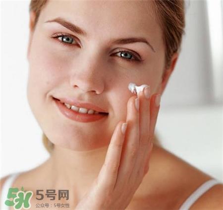 补涂防晒霜要洗脸吗?怎么补涂防晒霜?