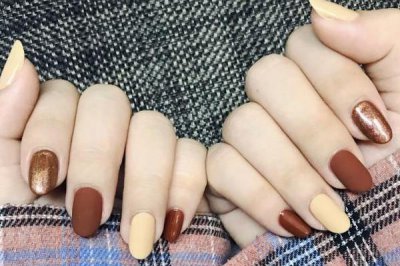 ​焦糖色美甲简约图片 复古焦糖色美甲