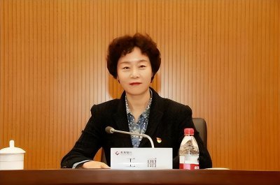 ​“双面人”王丽让国家损失5个亿，在外勤俭朴实，在家奢靡无度