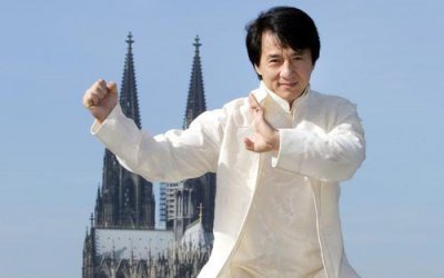 ​那一年为这部港片，成龙从15米高空坠下险些丧命，听力永久受损