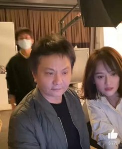 ​42岁陈乔恩终于露面！瘦22斤穿吊带吊带就是不一样，笑出皱纹也美