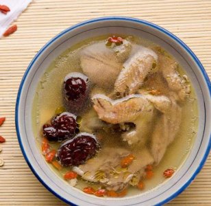 ​鸽子汤很受欢迎，制作时加上一点榴莲壳，汤汁鲜美又很营养