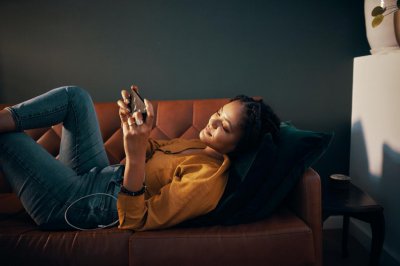 ​新品发布会在即！苹果AI功能或不达预期 丘钛科技领跌相关概念股