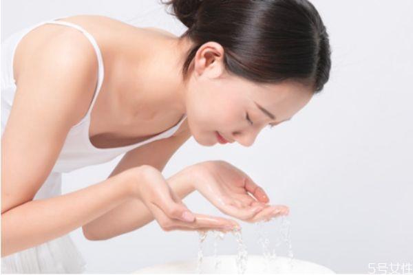 热水洗脸为什么会有皱纹 用什么温度水洗脸最好