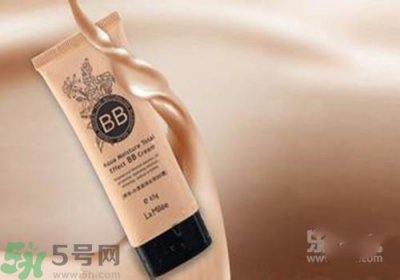 ​bb霜用洗面奶可以洗干净吗？bb霜洗面奶没洗干净有什么危害？