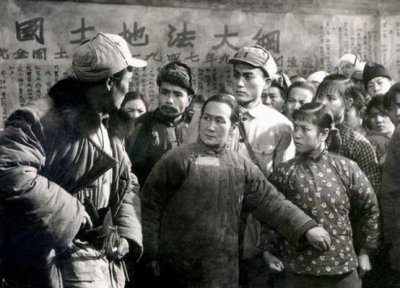 ​看著名老电影《槐树庄》