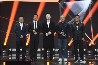 ​王中军、王中磊出席“微博之夜”盛典，《芳华》获“年度电影”