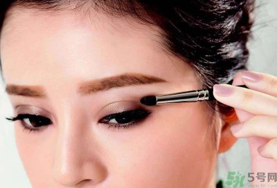 ​微性感侵略彩妆怎么画 灰棕色桃红唇