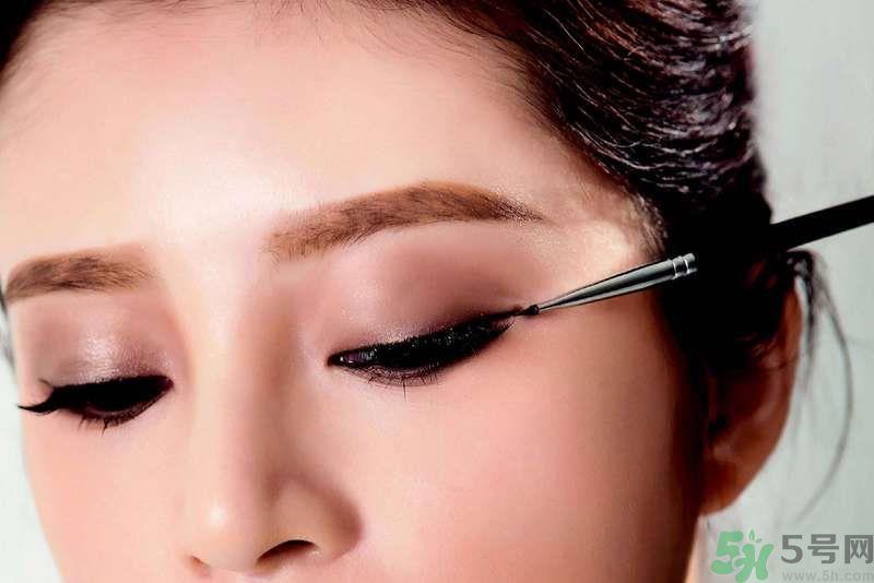 微性感侵略彩妆怎么画 灰棕色桃红唇