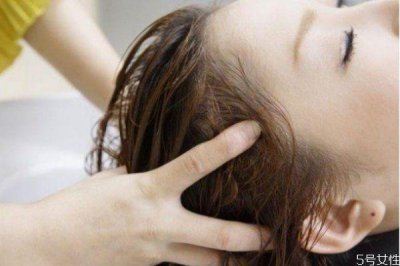 ​没有护发素了用什么让头发柔顺 经常用护发素好吗