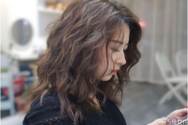 怎么编头发弄成羊毛卷 羊毛卷染什么颜色显白