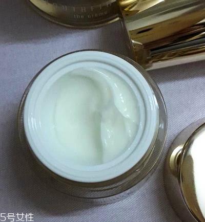 眼霜晚上用好还是白天用好？眼霜最佳使用时间