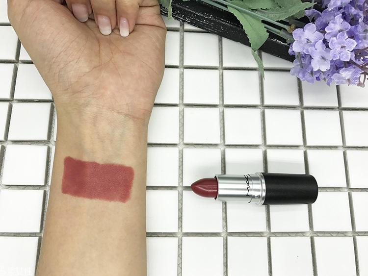 mac brick o la口红日常吗？mac brick o la上嘴图