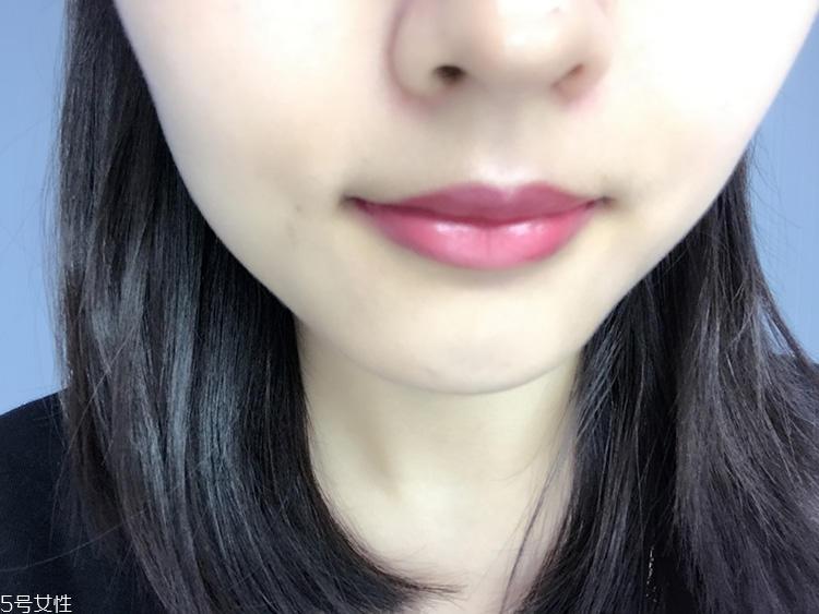 mac brick o la口红日常吗？mac brick o la上嘴图