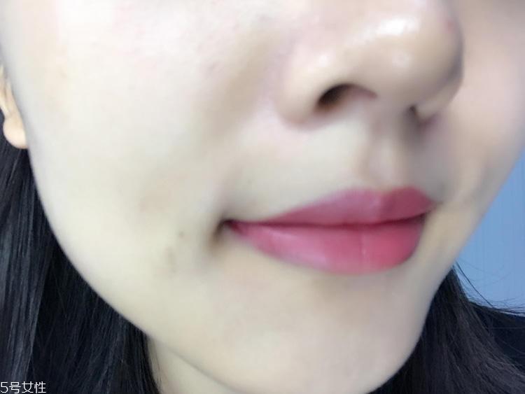 mac brick o la口红日常吗？mac brick o la上嘴图