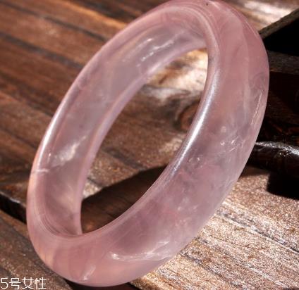 粉晶手镯戴哪只手？左手才能发挥作用