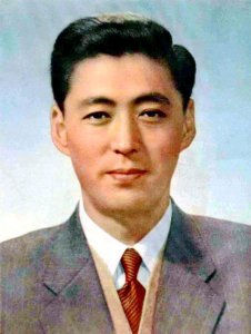 ​记得《红日》中的沈军长吗？曾与于蓝演夫妻，孙女是赵薇同班同学