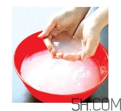 淘米水可以每天洗脸吗 每天用淘米水洗脸有什么好处