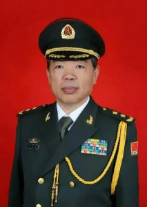 ​陈再方中将：陈锡联之子，曾在火车站遭碰瓷，说：你们敢过来试试
