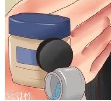 凡士林能治痘痘吗 凡士林对痘痘有效吗