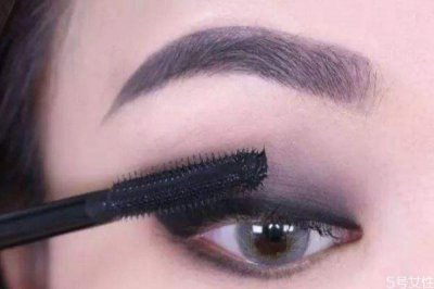 ​烟熏妆什么颜色好 画烟熏妆的注意事项