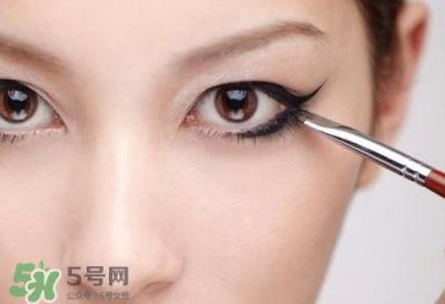 ​初学者怎么画眼线?初学者画眼线步骤图解