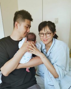 ​四年前李艾低调结婚，如今生子终高调晒全家福，满脸洋溢着幸福