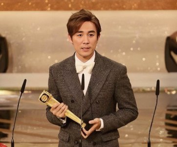 ​TVB人气视帝结婚8周年秀恩爱！妻子未婚先孕，同为演员长相甜美