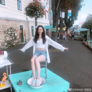 ​SNH48前冠军吴哲晗生日前夕 调侃自己“洗脚婢”
