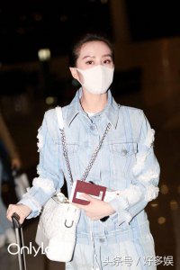 ​刘诗诗又换发型更少女！拖着箱子现身机场气质出众！似高中少女