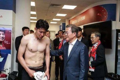 ​场上左扑又挡，场下比老婆还臭美，韩国门将赵贤佑昂首离开俄罗斯