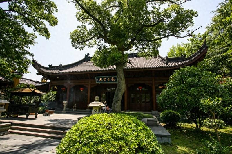 永福寺，有1600多年历史，杭州市佛教界恢复的规模最大的寺院之一