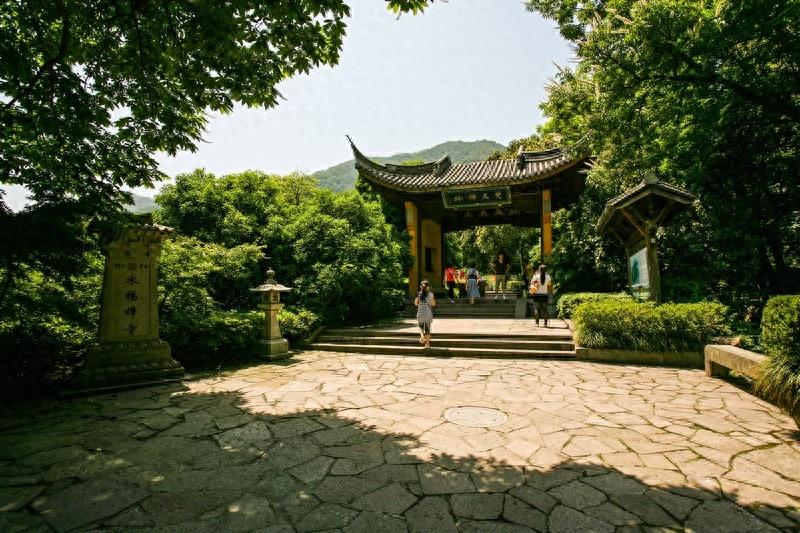 永福寺，有1600多年历史，杭州市佛教界恢复的规模最大的寺院之一