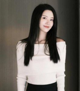 ​女星曹颖最新状况曝光：浓妆艳抹现身韩国夜市小店卖货，网友差点没认出