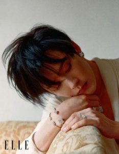 ​芭莎男士主编开撕檀健次经纪人？粉丝忧心：探讨未来时尚资源的整合策略