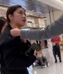 ​LV柜姐因婚外情闹剧沦为街头谈资，形象崩塌引发网络热议