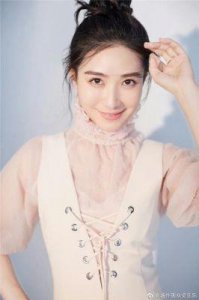 ​电影夹缝之间定档11月8日陶昕然挑战自我化身暴走妈妈