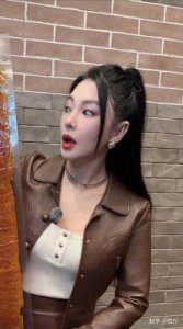 ​葛晓倩再曝料！指称某女星代孕，艾特张雨绮征求看法