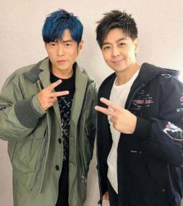 ​林志颖带15岁Kimi观看周杰伦演唱会，网友惊叹父子神似