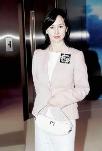 ​何超琼与许晋亨：从家族利益婚姻到最终解脱的爱情故事